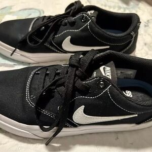 Nike low top SB charge Black and White Sneakers with accent stitching size 6